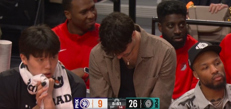 很专注！杨瀚森坐在场边阿夫迪亚身旁认真观战 球队大比分领先